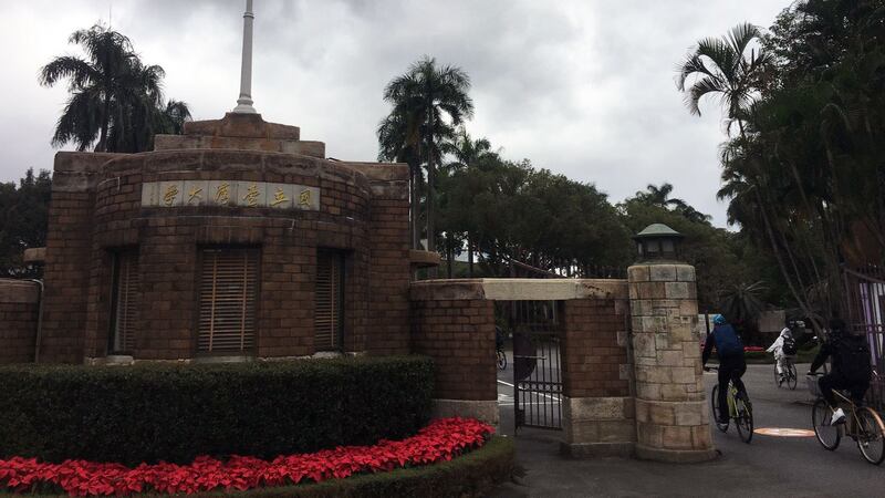 台大率先向落难港生伸援手。(记者夏小华摄)