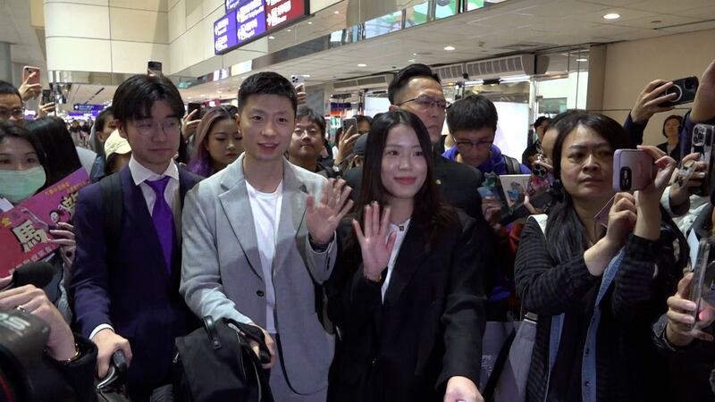 奧運乒乓球6金得主馬龍(左三)及奧運射擊金牌楊倩(左四)與交流團來台訪問。(自由亞洲電台普通話組 唐正攝)