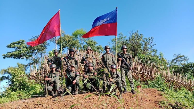ရခိုင်ပြည်နယ်၊ အမ်းမြို့နယ်အခြေစိုက် မဲတောင်ဗျူဟာအား ၂၀၂၄ ခုနှစ်၊ အောက်တိုဘာလ ၇ ရက်နေ့တွင် အာရက္ခတပ်တော် (AA) မှ သိမ်းပိုက်အပြီး တပ်ဖွဲ့ဝင်အချို့အား တွေ့ရစဉ်။ (Photo: Telegram/ AA Info Desk)