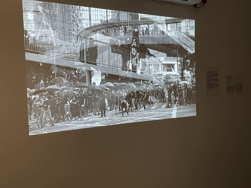 香港艺术家邓国骞创作的短片《东京梦华录》,被香港电影、报刊及物品管理办事处指涉及触犯《港区国安法》及“煽动罪”,要求删剪部分内容。展览除了播放短片,更贴出港府部门的回覆,让观众一探香港的审查红线。 (吕熙摄)