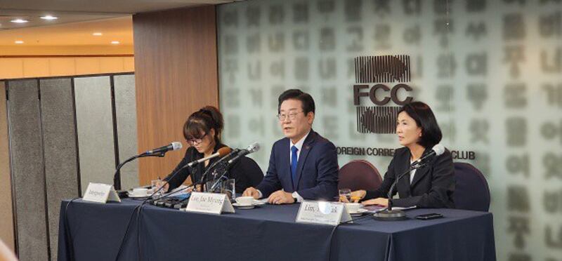 2023년 4월 11일 열린 외신 대상 기자설명회에서 발언하고 있는 이재명 더불어민주당 대표.