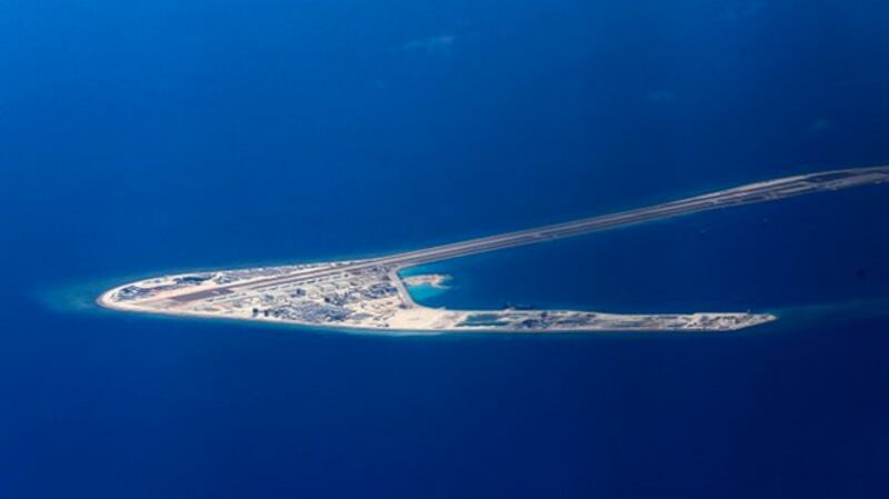 在有争议的南海西部,菲律宾空军的一架C-130运输机2017年4月21日看到了南沙群岛人造渚碧礁上的中国建筑结构。(美联社)