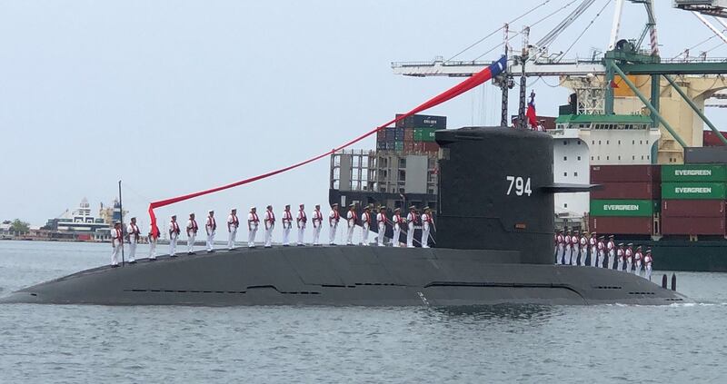 2019年5月9日蔡英文总统赴高雄出席台湾首艘自造潜舰厂房动土典礼。海虎军舰向蔡英文总统致敬。(资料照、记者夏小华摄)