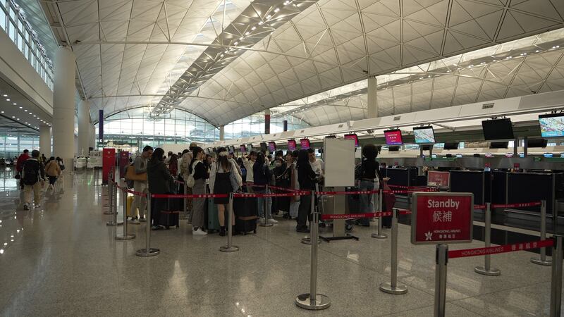 香港航空所在的C區是較多人排隊，但都是日韓台等地的 Checkin 櫃位。（衛斯攝）