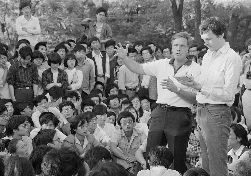 时任美国驻华大使温斯顿•洛德(Winston Lord)(右二)1988年6月1日与北大学生交谈(美联社资料图)