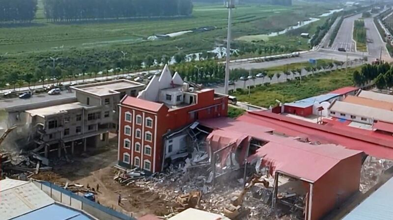 河南省驻马店市上蔡县蔡都镇一真耶稣教教堂遭千人强拆。(视频截图/寒冬网)