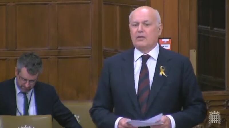 伊恩·史密斯在会上促请英国政府必须采取更多措施,追究中国政府违反《中英联合声明》的责任。(推特截图)