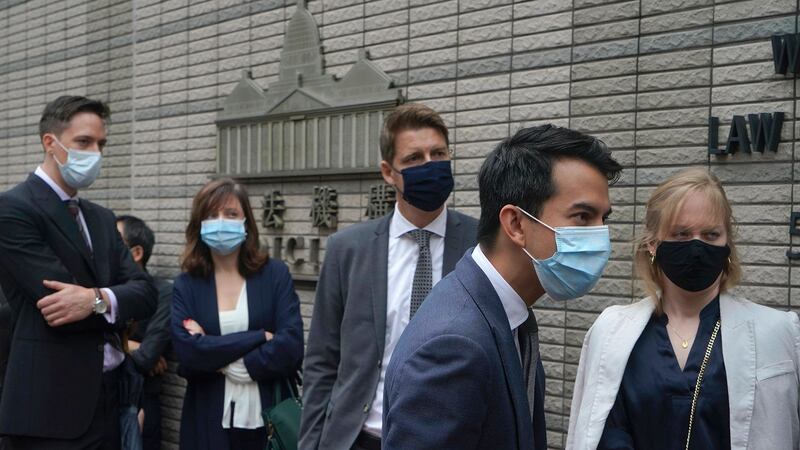 2021年4月16日,左起:荷兰,法国,瑞典,澳大利亚和加拿大的外交代表等待进入香港法庭。 (美联社)