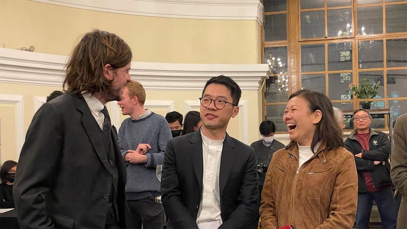 香港协会董事会成员,包括前香港立法会议员罗冠聪、关注少数族裔的香港融乐会创办人王惠芬(右一),以及支持港人的英国音乐人温斯顿·马歇尔(Winston Marshall)(左一)。(呂熙攝)