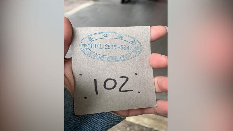 民众排队超过100号,所幸还是买到口罩。(民众提供)