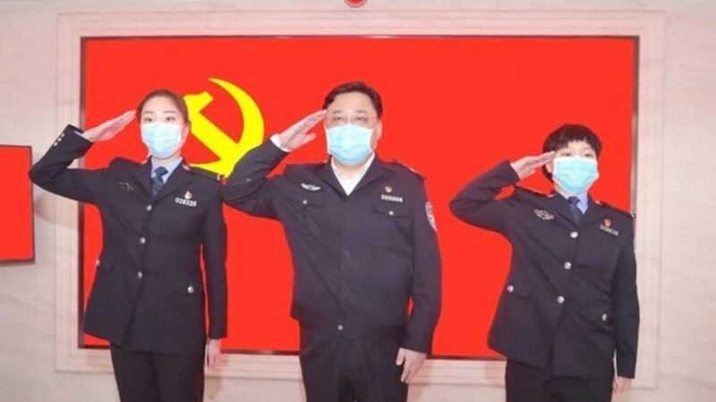 时任中国公安部副部长的孙力军(中)2020年3月5日在武汉为两位女民警“火线入党”领誓(网络图片/乔龙提供)