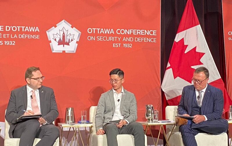 台湾资讯环境研究中心共同主持人游知澔(中)和乌克兰裔加拿大人联会执行长Igor Michalchyshyn(左)、假讯息观察网站DisinfoWatch.org创办人Marcus Kolga(右)分享假讯息认知战经验 (驻加拿大台北经济文化代表处提供)