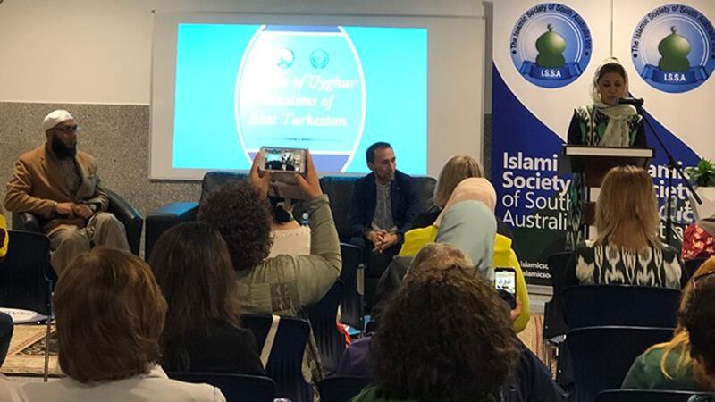 2019年12月2日,来自美国的维吾尔人权活动家卢珊.阿巴斯女士(站立者)在澳大利亚阿德莱德穆斯林协会就中国维吾尔人处境举办的讲座中发言。(记者尔家砚摄影)