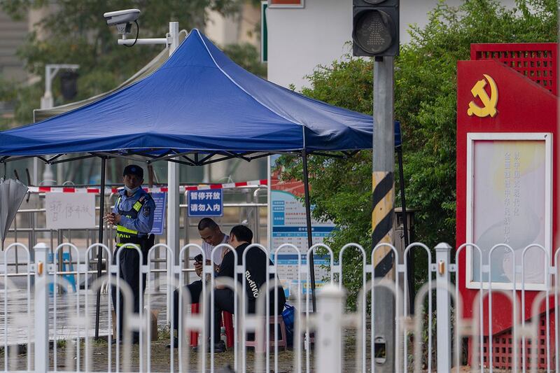 2024年11月14日,安保人员在珠海体育中心入口处执勤。(美联社)