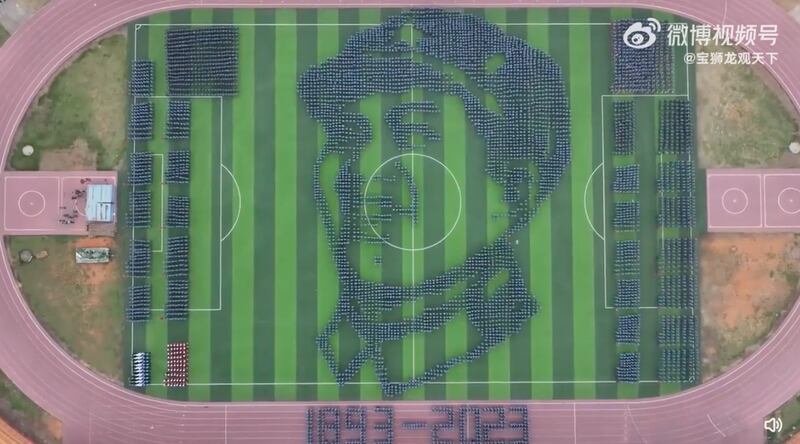 十一国庆招待会凸显习核心地位 军报社论表态支持习近平 9月30日,湖南科技大学军训展演,学生编队组成“毛主席头像”,在中国社交媒体上流传。(微博视频截图)