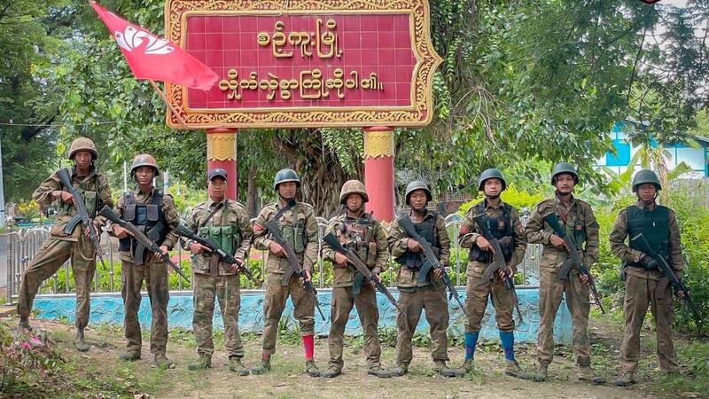 ပြည်သူ့ကာကွယ်ရေးတပ်မတော်-မန္တလေး (MDY-PDF) တပ်ဖွဲ့ဝင်များအား ၂၀၂၄ ခုနှစ်၊ ဇူလိုင်လ ၂၀ ရက်နေ့က တွေ့ရစဉ်။ (ဓာတ်ပုံ - ပြည်သူ့ကာကွယ်ရေးတပ်မတော် - မန္တလေး)