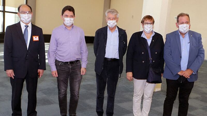 2021年10月6日访问台湾的法国参议院友台小组主席李察参议员(中)(法新社)