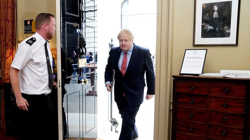 2020年4月27日,英国首相鲍里斯·约翰逊(Boris Johnson)康复后回到唐宁街10号工作。(路透社)
