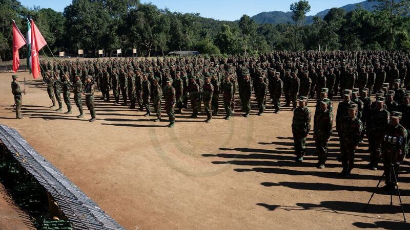 တအာင်းအမျိုးသားလွတ်မြောက်ရေးတပ်မတော် (TNLA) ၏ အထူးတိုက်ခိုက်ရေး စစ်သင်တန်းဆင်းပွဲတွင် TNLA တပ်ဖွဲ့ဝင်များကို ၂၀၂၄ ခုနှစ်၊ နိုဝင်ဘာလ ၉ ရက်နေ့က တွေ့ရစဥ်။ (Telegram/ PSLF/TNLA News)