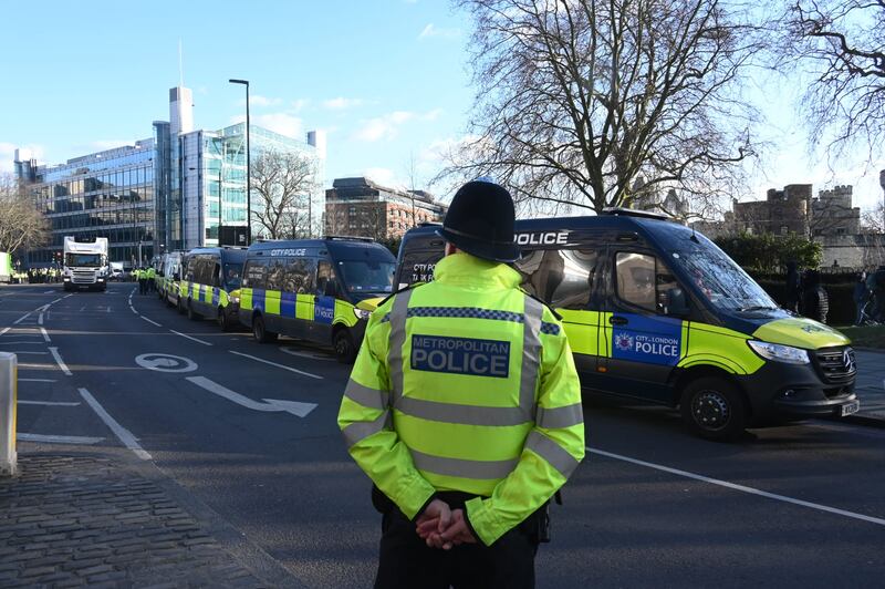 十多架警車停泊在馬路上，防止再有人走出馬路影響交通。