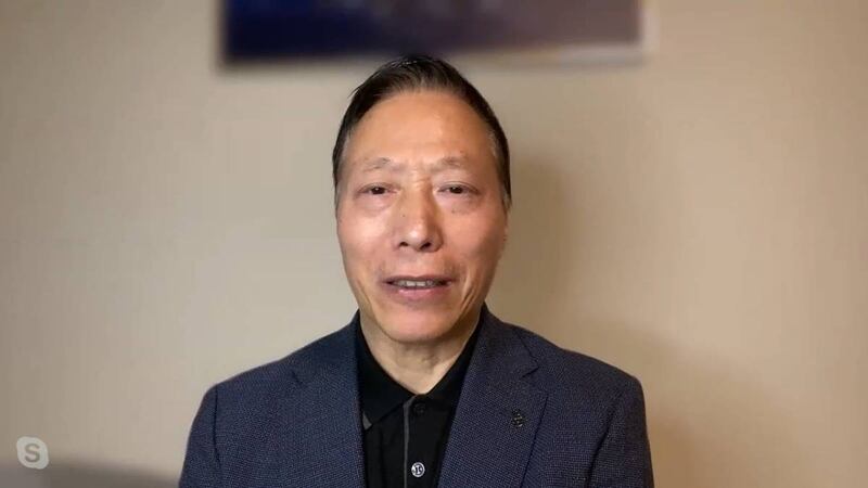 时事评论人蔡慎坤表示，有大批党政官员与恒大共享中国房地产盛宴。(截图自节目)