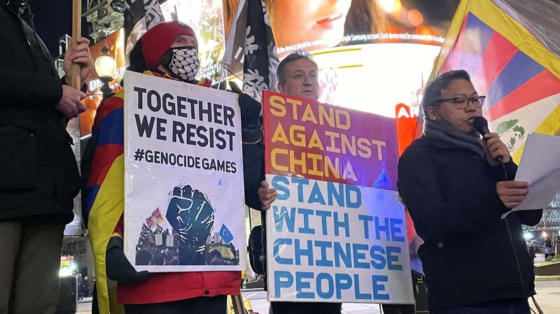 “世界维吾尔大会”(World Uyghur Congress, WUC)主席多里坤·艾沙(Dolkun Isa)发言时表示,全球维吾尔人、藏人、港人和其他被中共压逼者,必须一同起来抵抗中共、捍卫人权。 “英国西藏协会”成员曾令巴桑(Tsering Passang)发言时表示,奥运会应在自由国度举行,呼吁取消北京冬奥主办权。(吕熙摄)