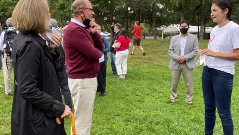 美国驻加拿大大使阿诺德·查孔(右二)参加游行活动,与康明凯妻子交换意见。 (美国驻加拿大大使馆脸书)