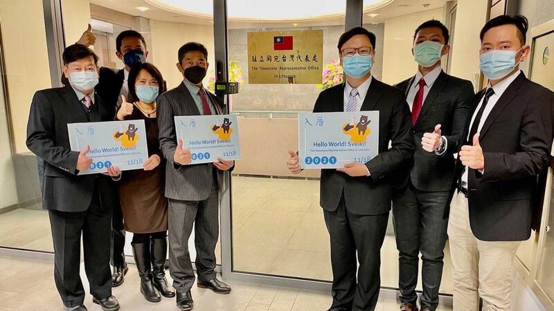 “驻立陶宛台湾代表处”周四(18日)正式成立并挂牌运作,成为台湾在欧洲首个以“台湾”为名设立的代表处。台湾外交部形容,这将开启台立关系交流合作新一页。(台湾外交部提供)