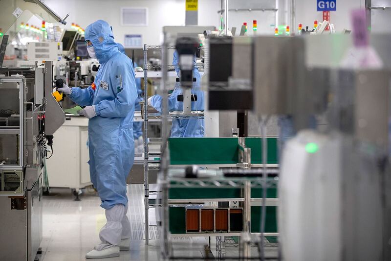 资料图片:2020年5月14日,在政府组织的北京记者参观活动中,员工在瑞萨电子的一家半导体生产工厂工作。(美联社)